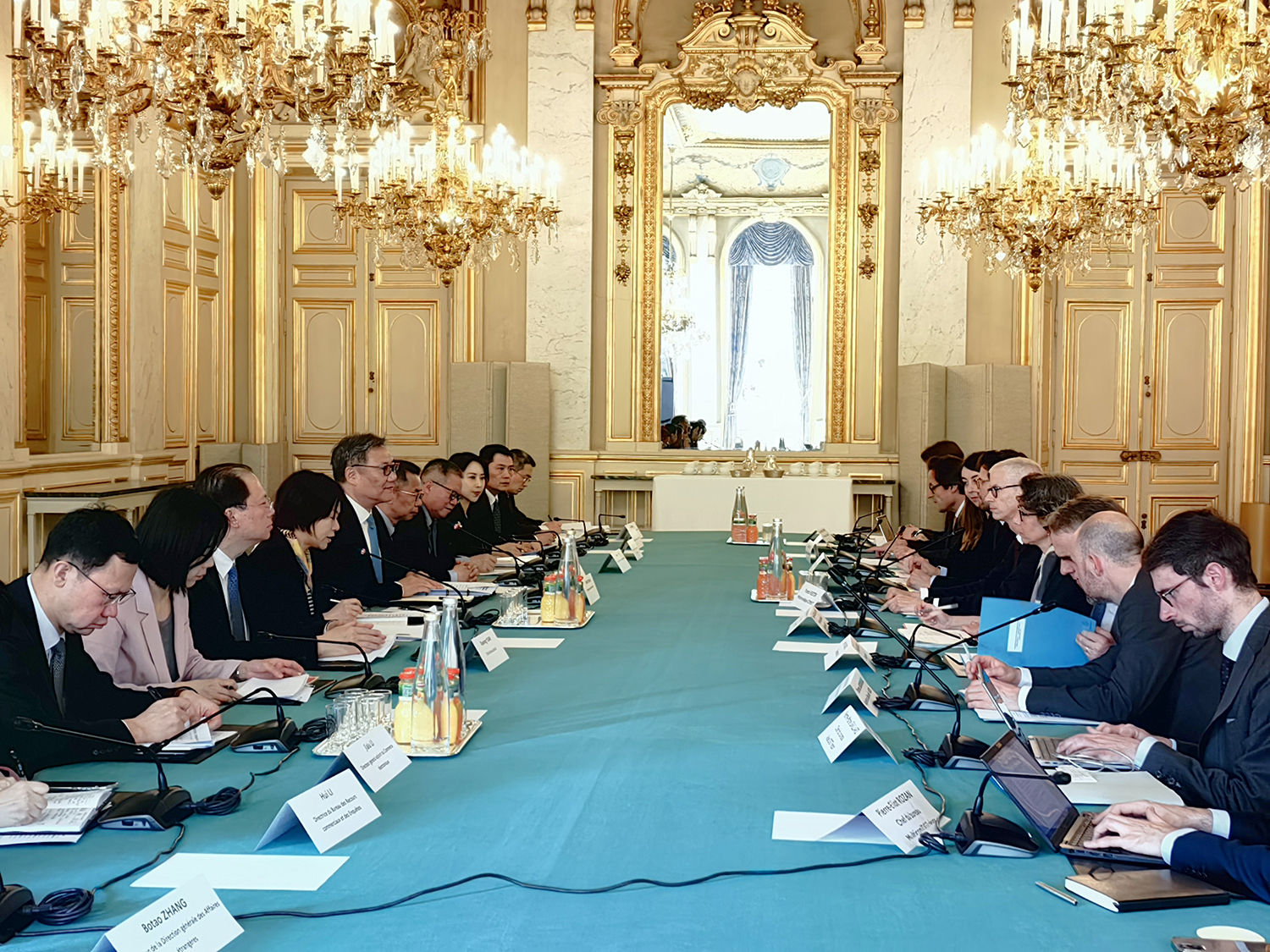 China’s commerce minister hosts talks with French leaders and entrepreneurs